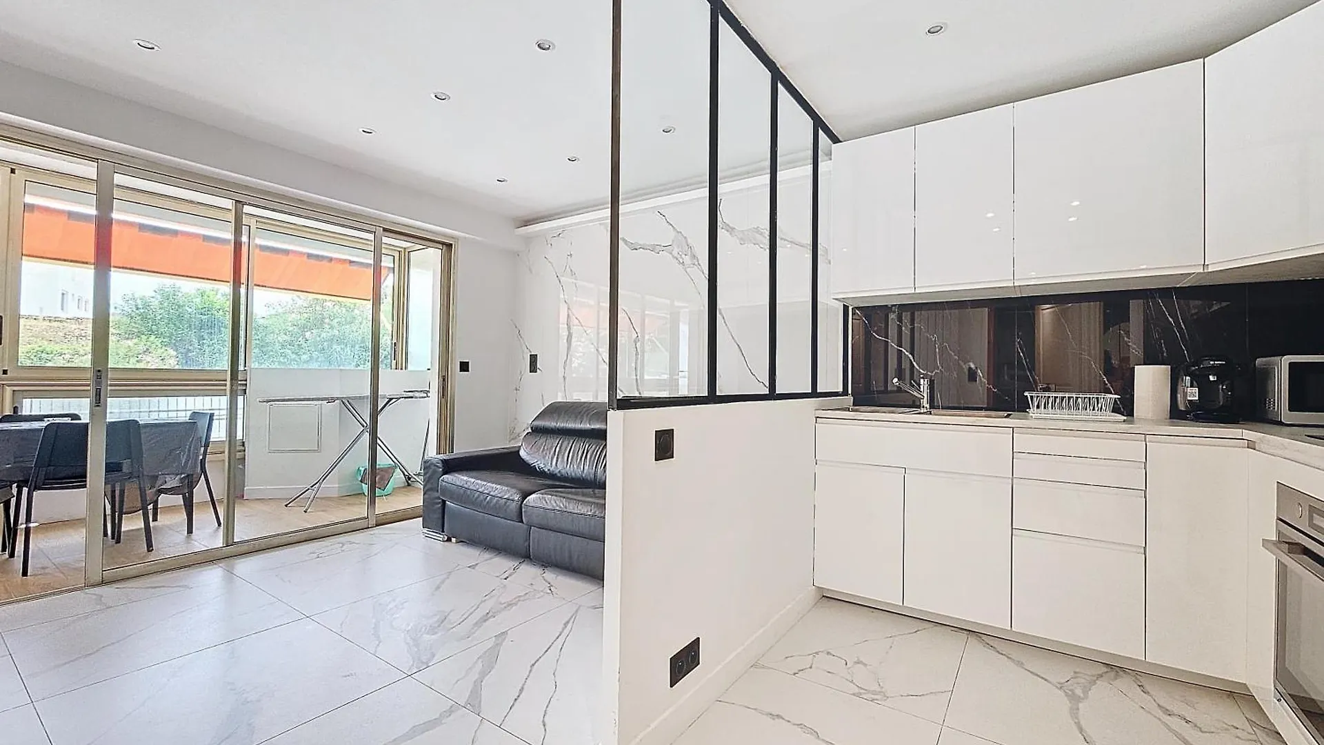 2 Pieces 35 M2 + 1 Veranda Antibes 0*,  France
